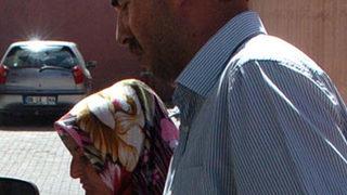 Babası tecavüz etti, annesi erkeklere sattı