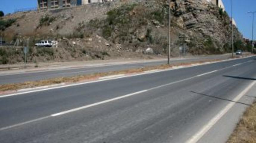 2 &uuml;niversite &ouml;ğrencisine kaldırımı olmayan yolda minib&uuml;s &ccedil;arptı