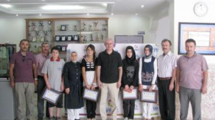 AK Parti Milletvekili Yıldırım'dan Burdur'un en başarılı okulunu plaket