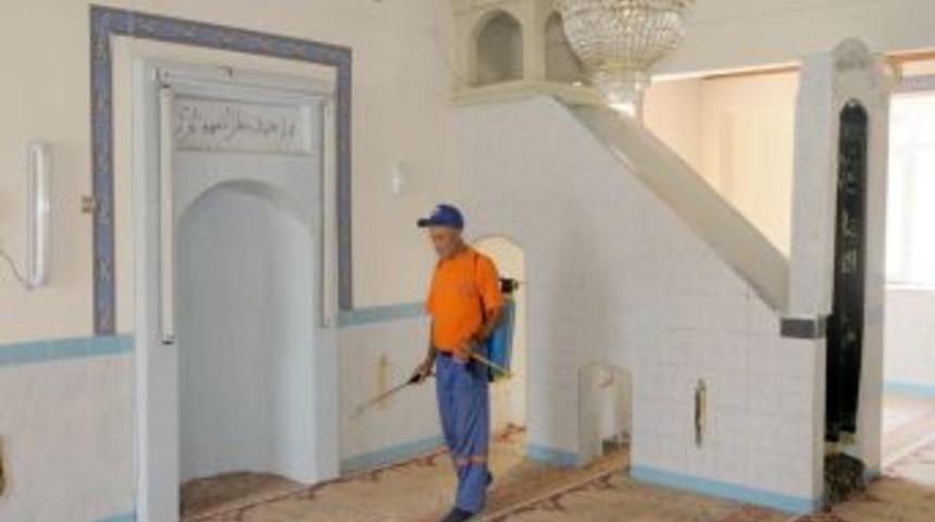 Konyaaltı&rsquo;nda camiler g&uuml;l suyu ile yıkanıyor