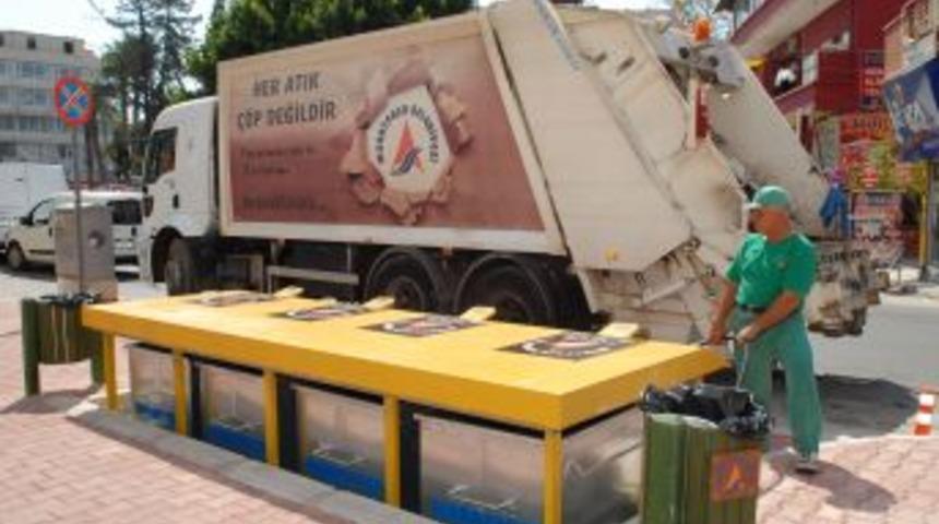 Antalya&rsquo;da yere gizlenen &ccedil;&ouml;p konteynerleri ilgi g&ouml;rd&uuml;