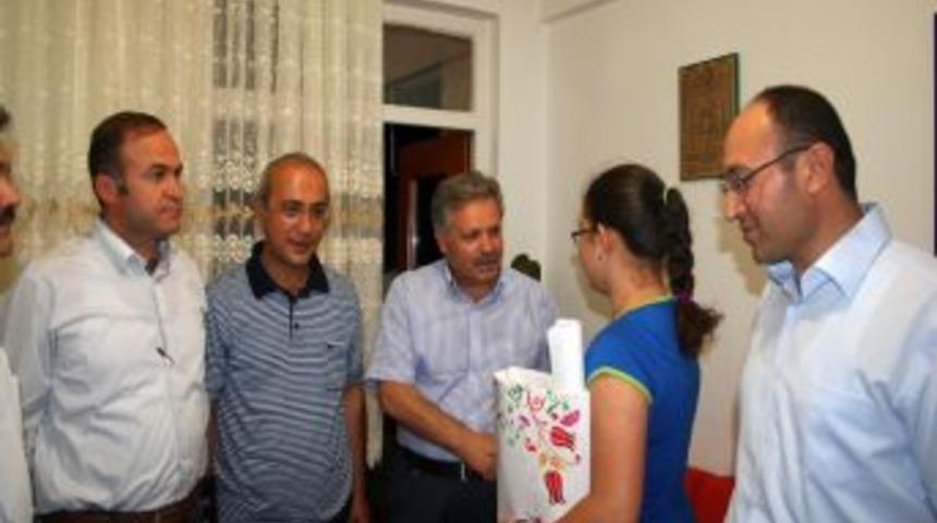 Vali Kahraman, SBS şampiyonlarını evlerinde ziyaret etti