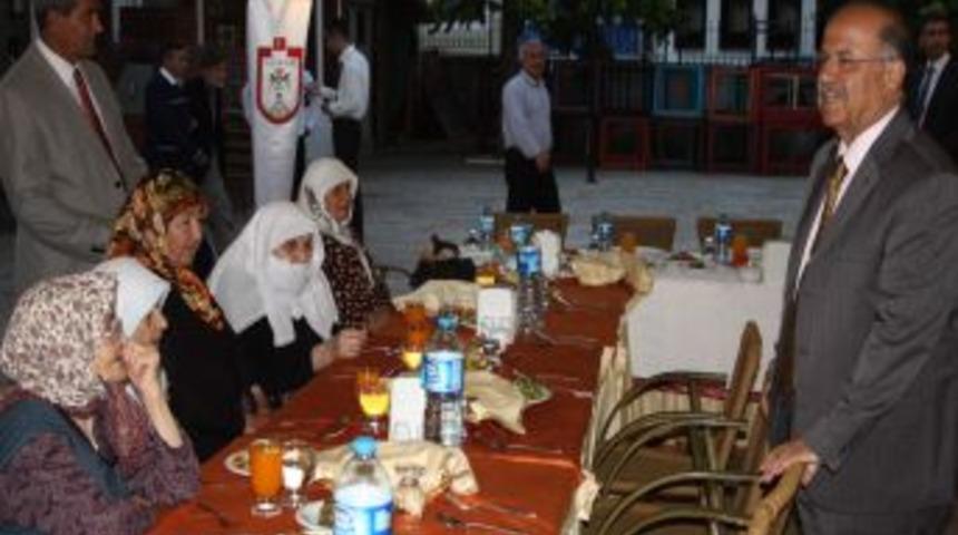 Vali Kolat, huzurevi sakinleriyle iftarda bir araya geldi