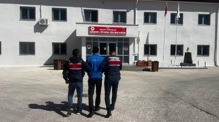 Eskişehir&rsquo;de 47 yıl hapis cezası ile aranan şahıs yakalandı