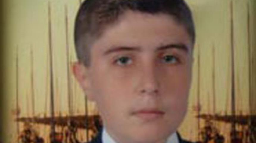 Liseli genci yosun &ouml;ld&uuml;rd&uuml;