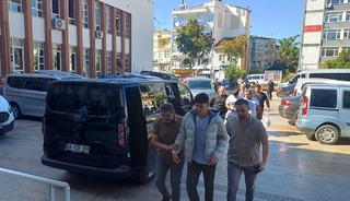 Ekipler alarma ge&ccedil;ti! Okul &ccedil;evresinde pompalı t&uuml;fekle geziyorlardı...