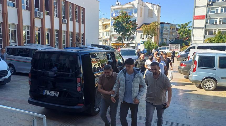 Ekipler alarma ge&ccedil;ti! Okul &ccedil;evresinde pompalı t&uuml;fekle geziyorlardı...