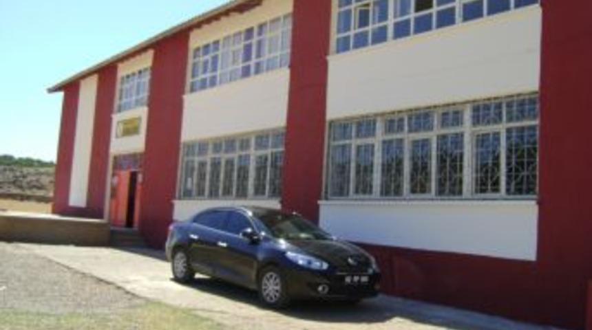 Veliler birlik oldu, &ccedil;ocuklarının okullarını boyuyor