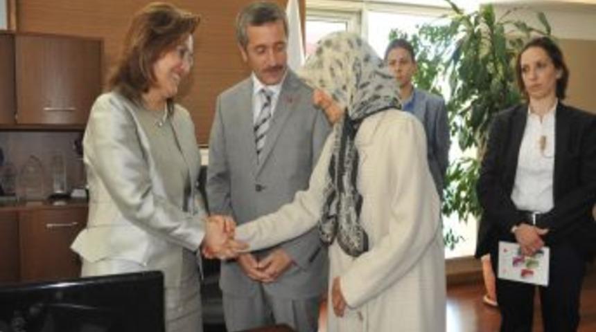 Bakan Şahin'den Şahinbey Belediye Başkanı Tahmazoğlu'na &ouml;vg&uuml;