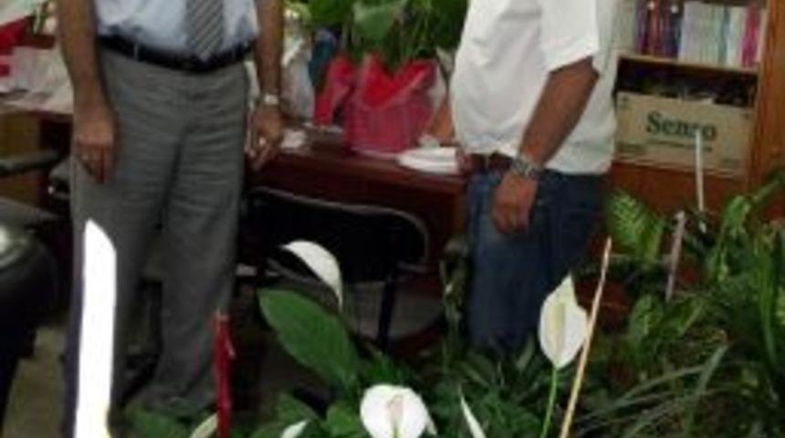 Salihli Milli Eğitim M&uuml;d&uuml;r&uuml;, tebrik &ccedil;i&ccedil;eklerinin parasını Somali&rsquo;ye g&ouml;nderdi