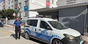 İlkokulda şoke eden olay: 1. sınıf &ouml;ğrencisinin &ccedil;antasından tabanca &ccedil;ıktı