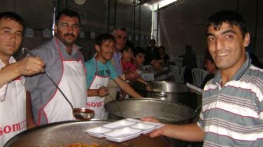 Reyhander her akşam 300 kişiye sıcak yemek ikram ediyor