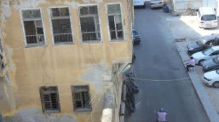 Bakımsız tarihi binalar can ve mal g&uuml;venliğini tehdit ediyor