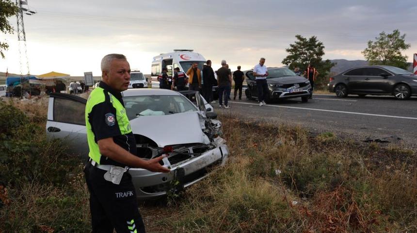 Nevşehir&rsquo;de otomobil &ouml;n&uuml;nde seyreden araca &ccedil;arptı: 6 yaralı