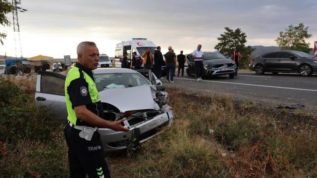 Nevşehir’de otomobil önünde seyreden araca çarptı: 6 yaralı