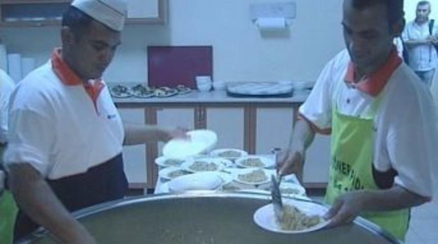 Ankaralı İşadamı k&ouml;y halkına iftar veriyor