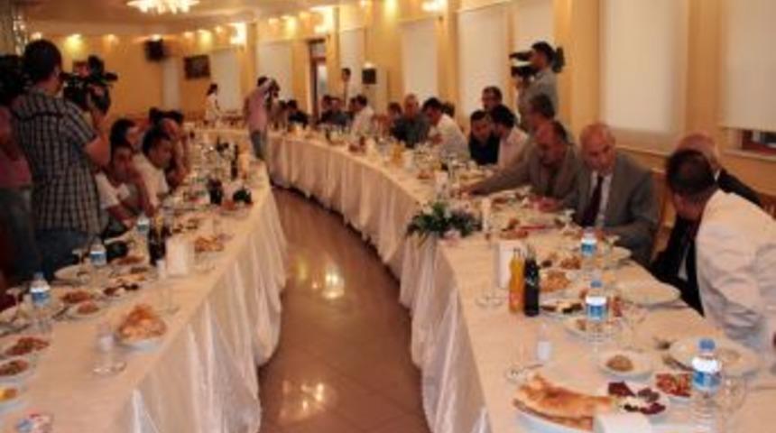 Vali Bilici, gazetecilerle iftarda bir araya geldi