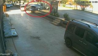 &Ouml;nce yayaya ardından otob&uuml;s durağına &ccedil;arptı: 3 yaralı