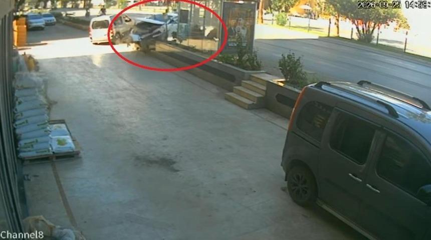 Antalya'da otomobil &ouml;nce yayaya &ccedil;arptı ardından otob&uuml;s durağına daldı: 3 yaralı