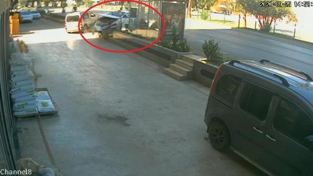 Antalya'da otomobil önce yayaya çarptı ardından otobüs durağına daldı: 3 yaralı