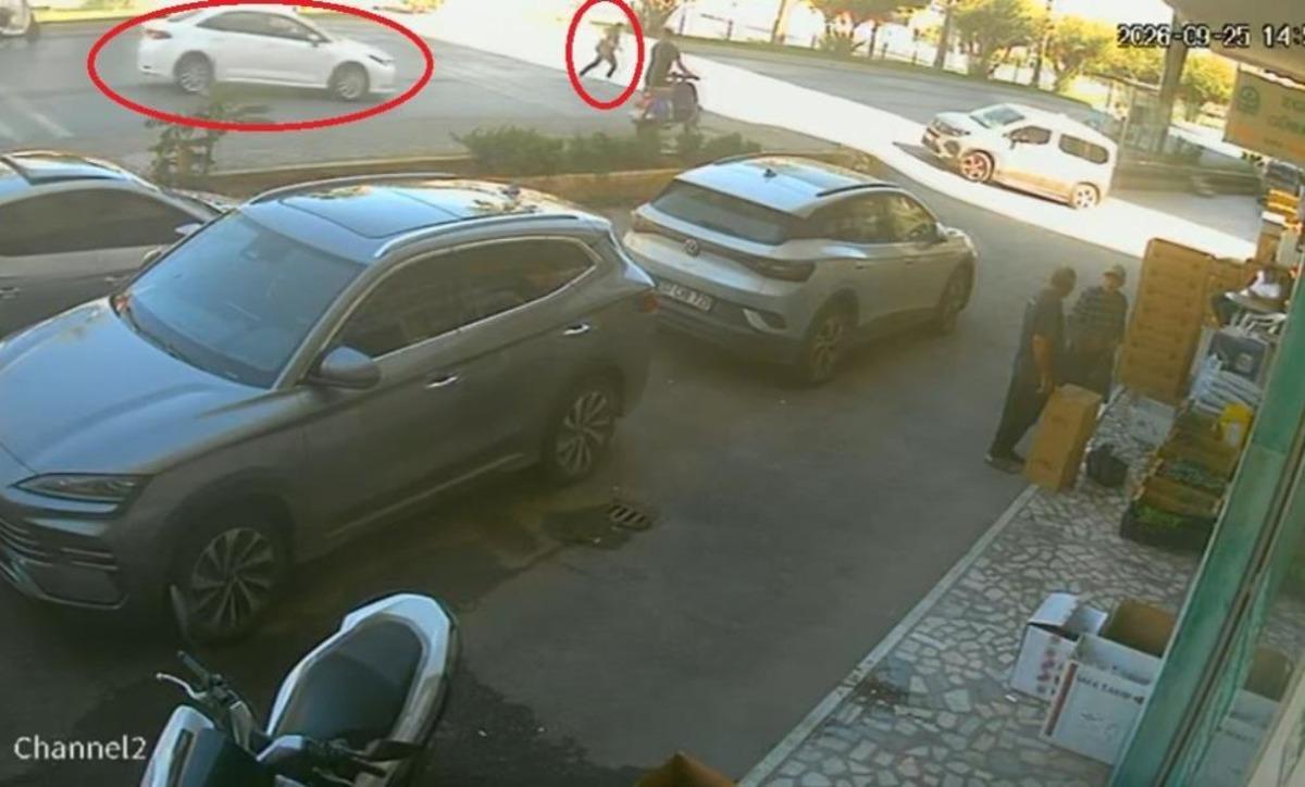 Antalya da otomobil &ouml;nce yayaya &ccedil;arptı ardından otob&uuml;s durağına daldı: 3 yaralı 1