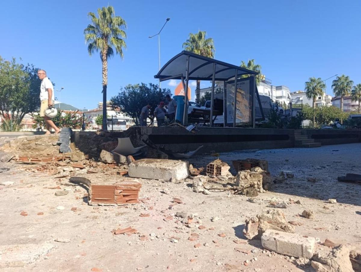 Antalya da otomobil &ouml;nce yayaya &ccedil;arptı ardından otob&uuml;s durağına daldı: 3 yaralı 2