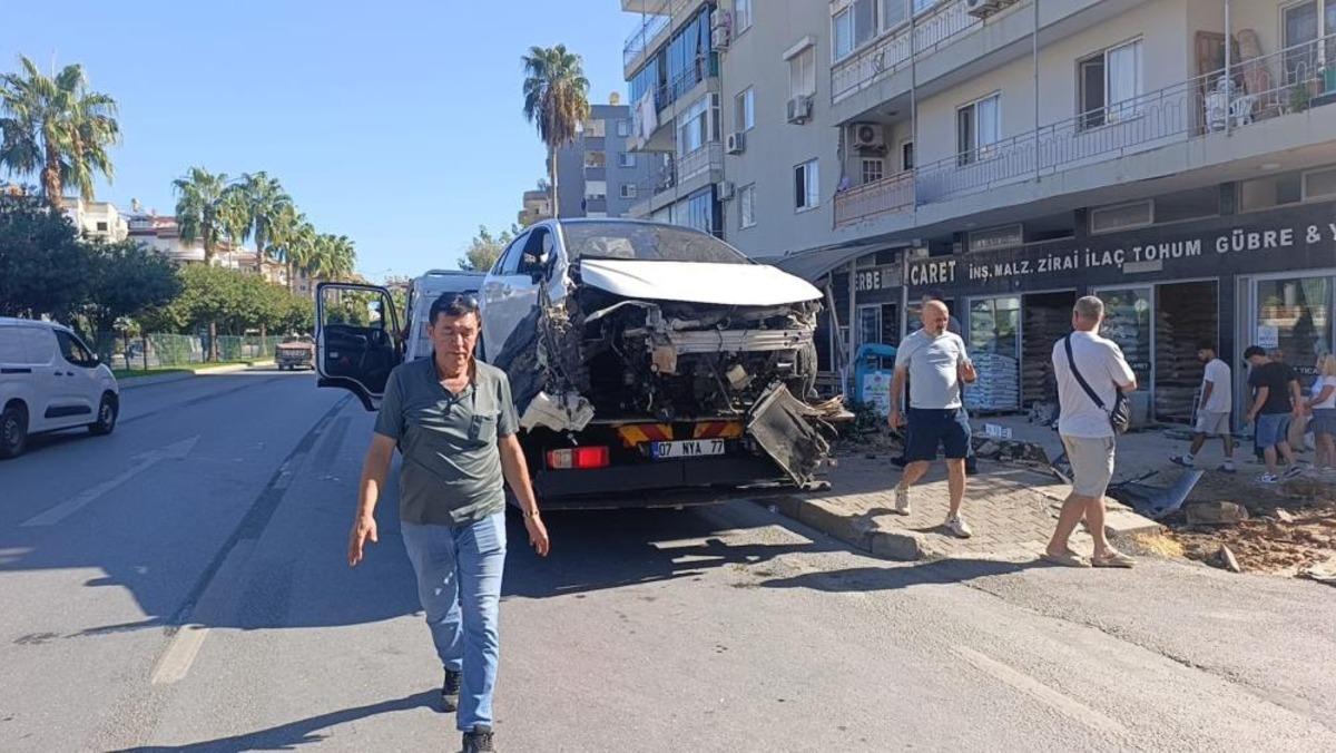 Antalya da otomobil &ouml;nce yayaya &ccedil;arptı ardından otob&uuml;s durağına daldı: 3 yaralı 3