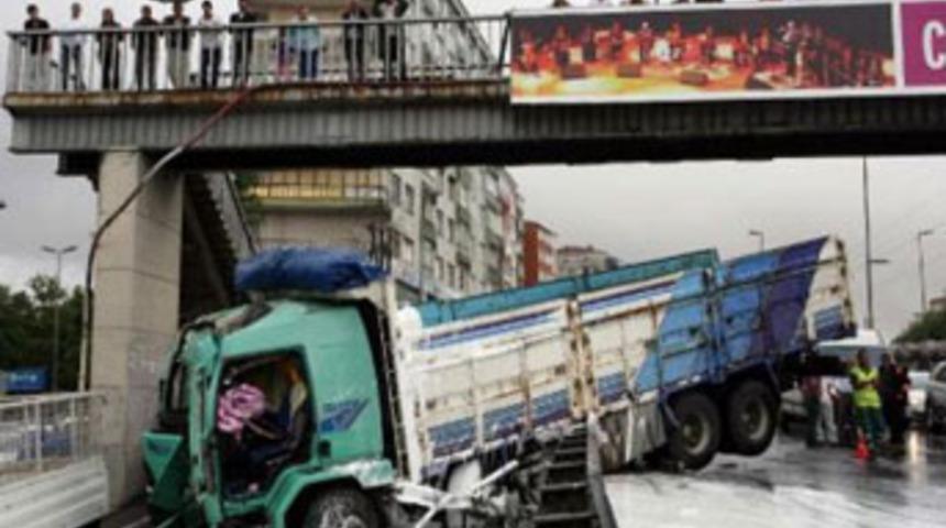 Kamyon &uuml;st ge&ccedil;ide &ccedil;arptı,  E-5 kapandı