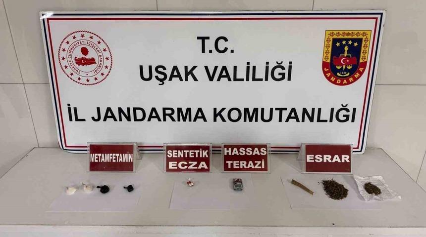 Uşak&rsquo;ta jandarmadan uyuşturucu operasyonunda 4 kişi tutuklandı