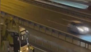 Sultangazi'de arızalanan midib&uuml;s&uuml; yol kenarına iten kadın polis kamerada