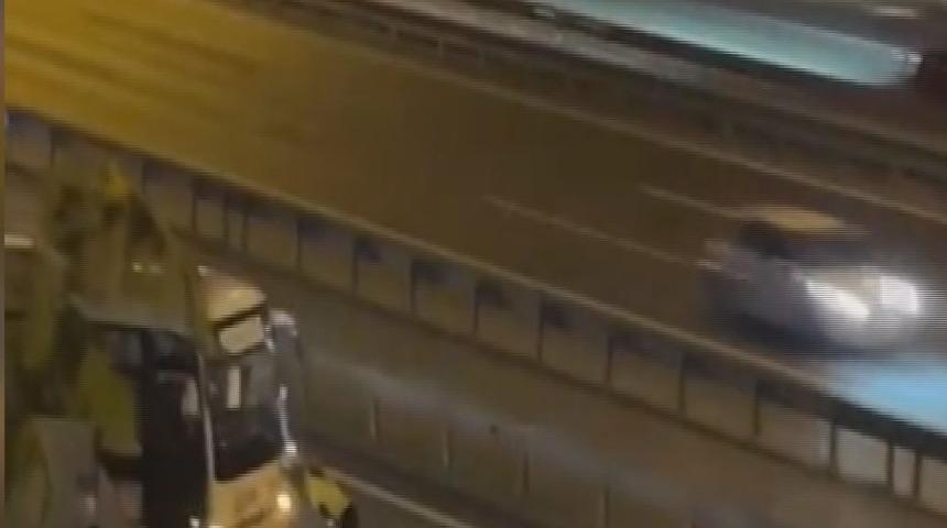 Sultangazi'de arızalanan midib&uuml;s&uuml; yol kenarına iten kadın polis kamerada