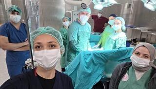 Karnındaki 13 santimetrelik kitle başarıyla &ccedil;ıkarıldı: Hasta sağlığına kavuştu