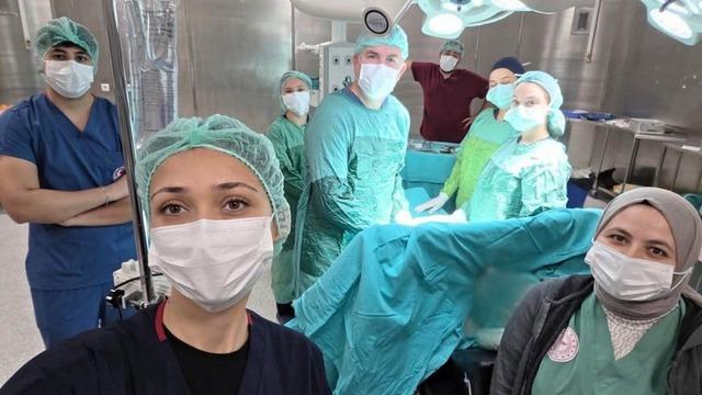 Karnındaki 13 santimetrelik kitle başarıyla çıkarıldı: Hasta sağlığına kavuştu