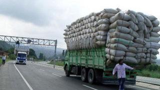 Asfalt yükseldi, araçlar tabelaya takıldı