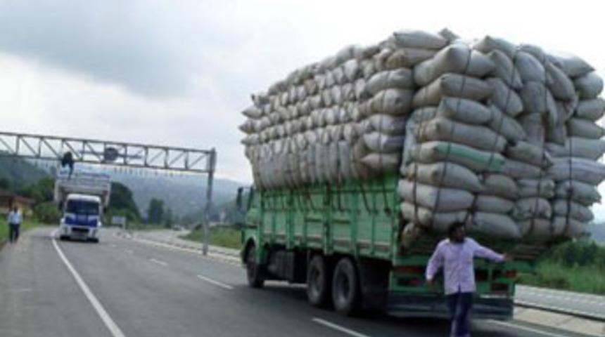 Asfalt yükseldi, araçlar tabelaya takıldı
