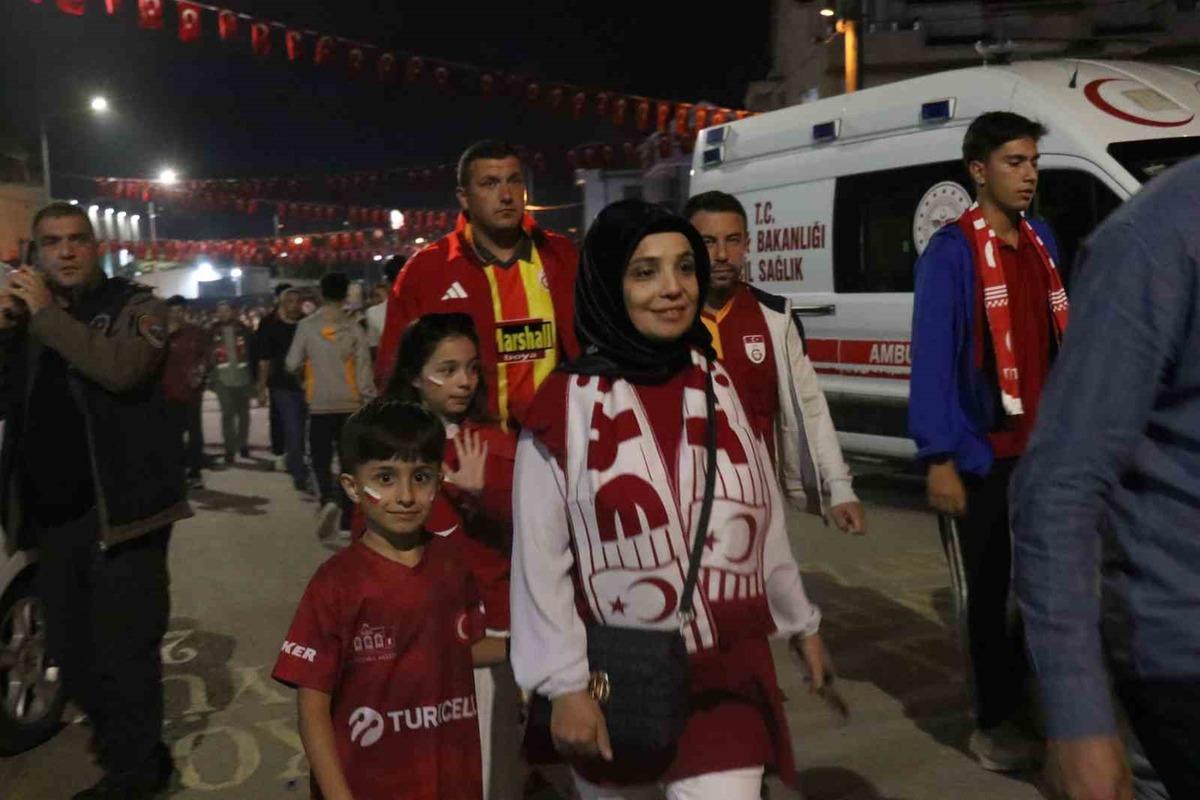 Milli maç için stadyuma akın eden binlerce vatandaş renkli görüntüler oluşturdu 3