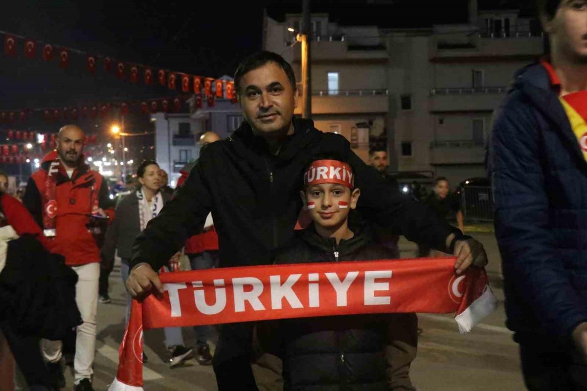 Milli maç için stadyuma akın eden binlerce vatandaş renkli görüntüler oluşturdu 2