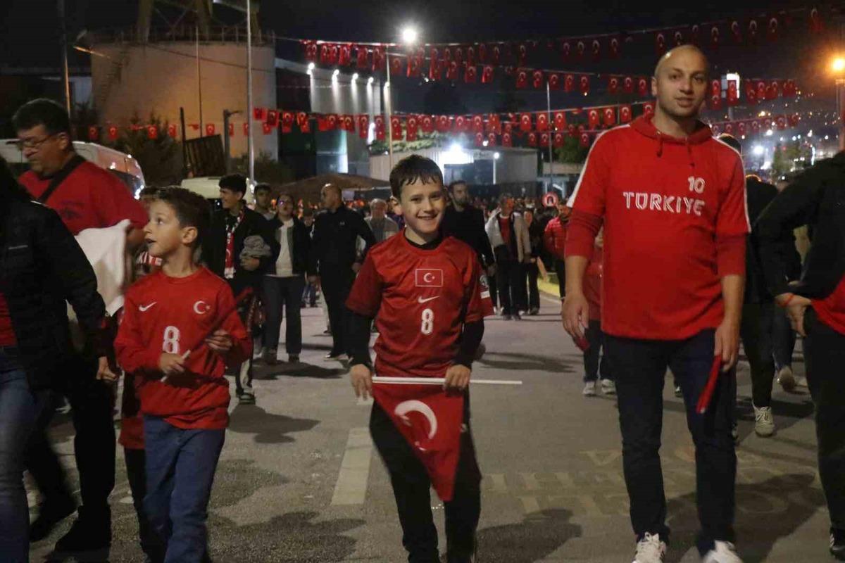 Milli maç için stadyuma akın eden binlerce vatandaş renkli görüntüler oluşturdu 1