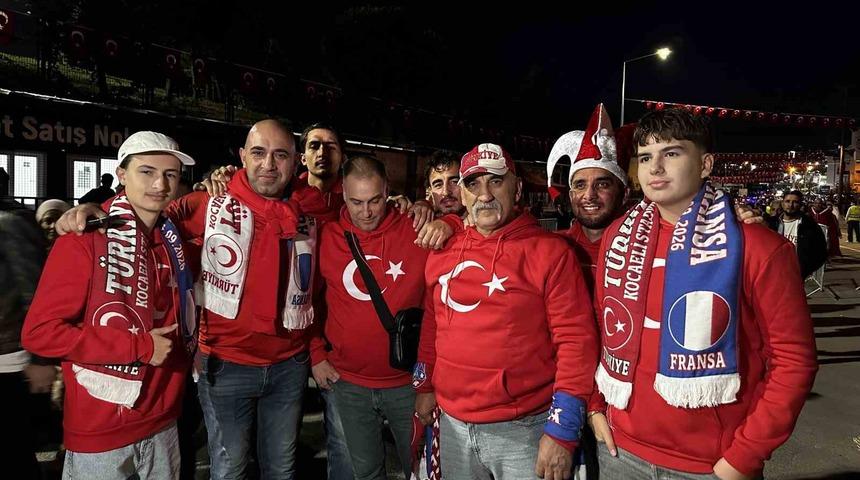 Milli ma&ccedil; i&ccedil;in stadyuma akın eden binlerce vatandaş renkli g&ouml;r&uuml;nt&uuml;ler oluşturdu