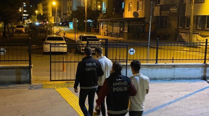 Bartın'da uyuşturucu operasyonu: 8 g&ouml;zaltı