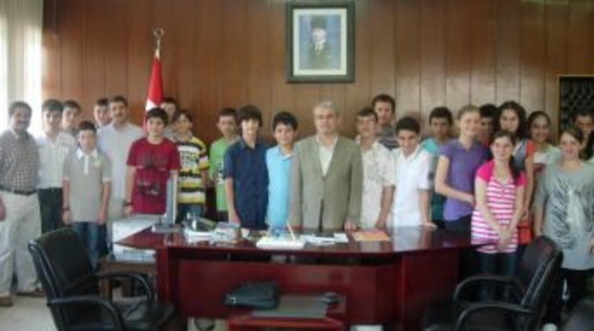 SBS'de başarılı olan &ouml;ğrenciler Kaymakam Şahin'i ziyaret etti