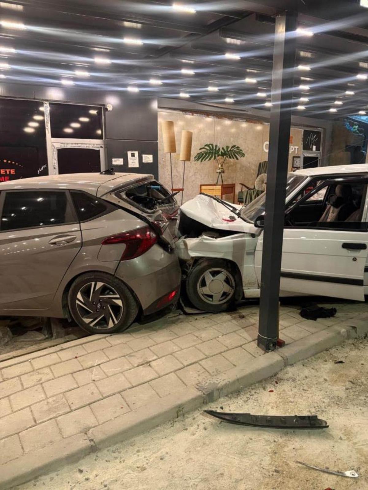 Adana&rsquo;da kontrolden &ccedil;ıkan iki otomobil peş peşe mağazaya girdi: 2 yaralı 2