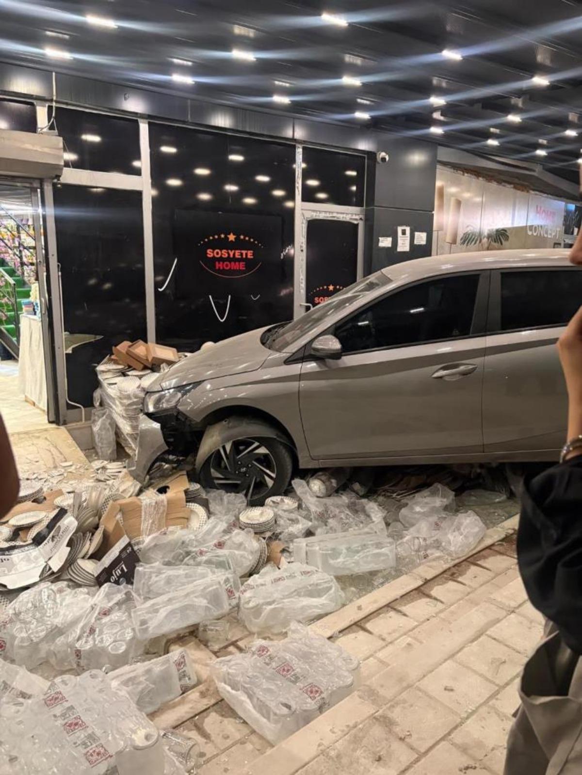 Adana&rsquo;da kontrolden &ccedil;ıkan iki otomobil peş peşe mağazaya girdi: 2 yaralı 1