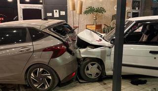 Kontrolden &ccedil;ıkan iki otomobil peş peşe mağazaya girdi: 2 yaralı