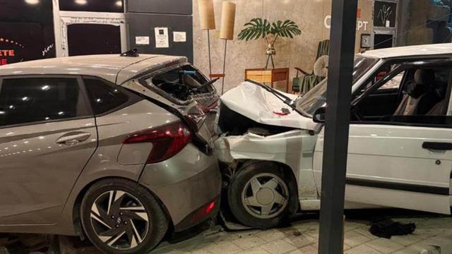 Adana’da kontrolden çıkan iki otomobil peş peşe mağazaya girdi: 2 yaralı