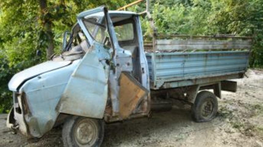 Virajı alamayan kamyonet u&ccedil;uruma yuvarlandı: 3 yaralı