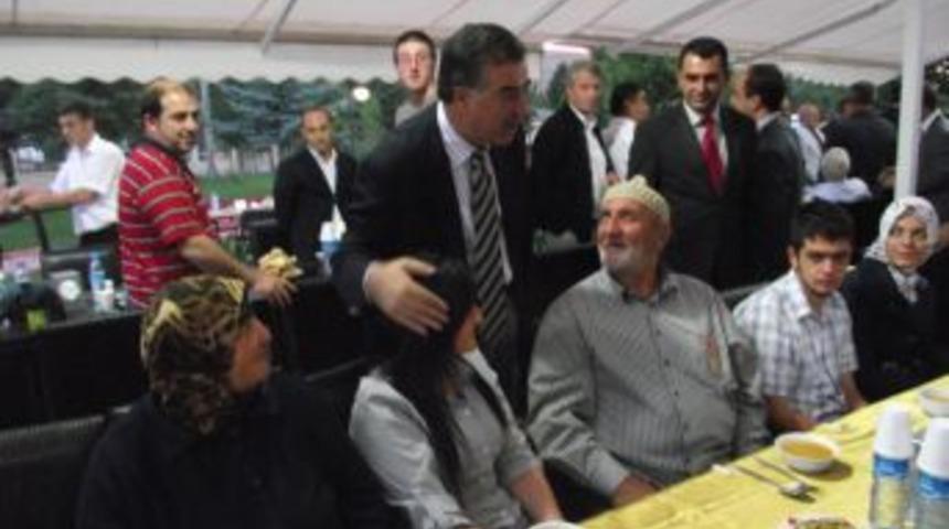 Vali Kerem Al gazilere ve şehit ailelerine iftar verdi