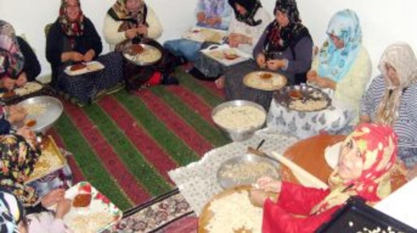 Ev hanımları Somali i&ccedil;in mantı yaptı