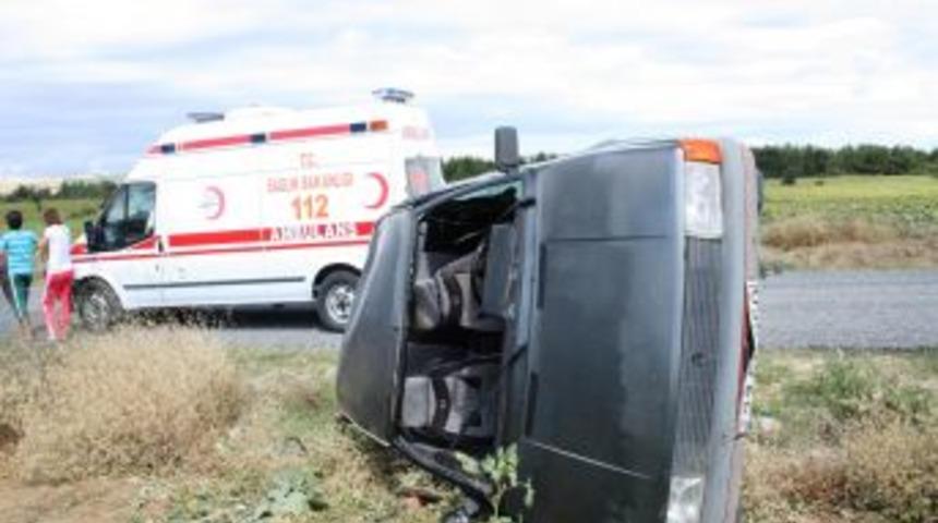 Mıcıra kapılan otomobil takla attı: 3 yaralı