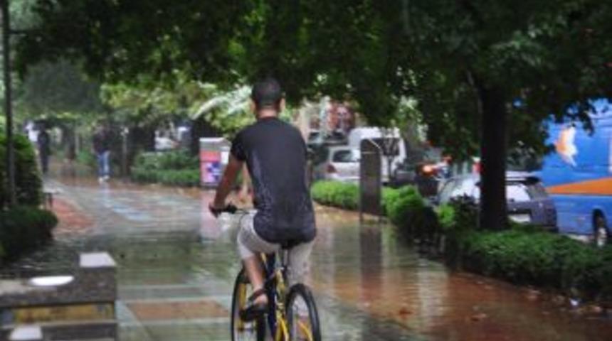 Kocaeli&rsquo;nde yağmur etkisini devam ettiriyor